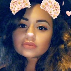 Meet your Posher, Estela